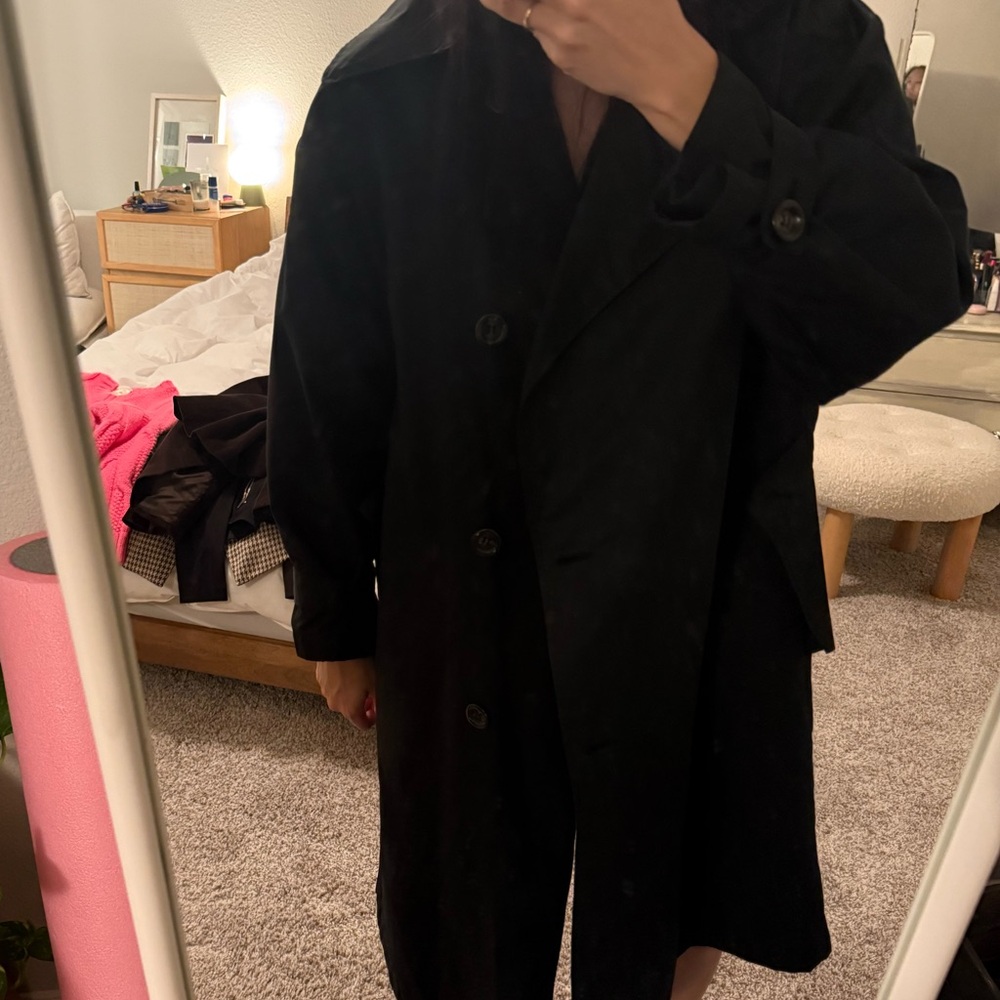 Oversized navy blue trench. Simple back